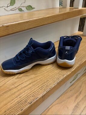 Jordan Low Top Sneakers in Navy and Gum
